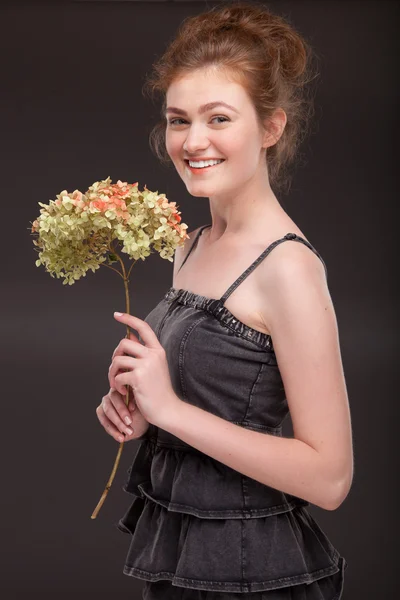 Mode flicka med blommor — Stockfoto