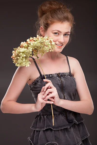 Mode meisje met bloemen — Stockfoto