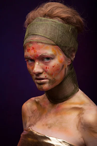Flicka med färg ansikte konst — Stockfoto