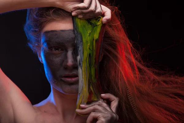 Flicka med färg ansikte konst — Stockfoto