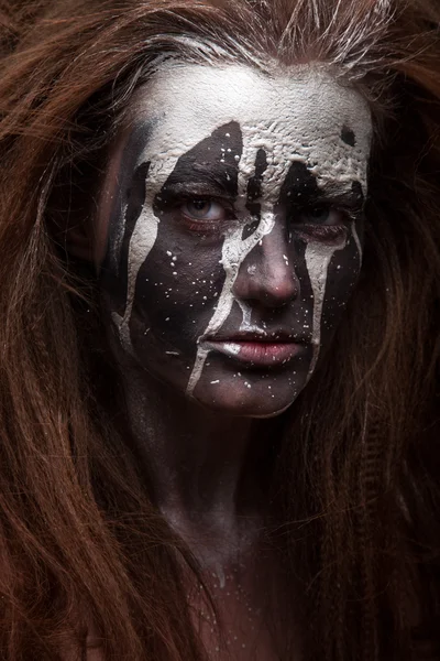 Kadın portre yüz sanatı ile