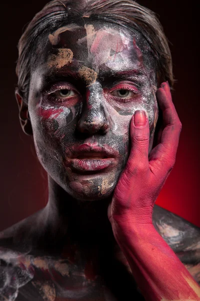 Vrouw geschilderd met gezicht en lichaam kunst — Stockfoto