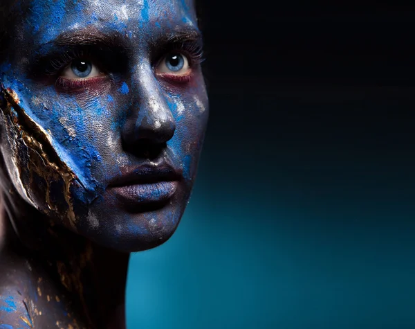 Mujer de arte cara azul con cicatriz en la cara — Foto de Stock