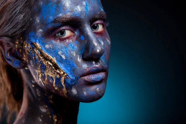 Kobieta sztuka twarz niebieski z blizny na twarzy — Zdjęcie stockowe