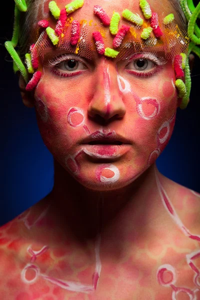 Женский портрет с краской на лице — стоковое фото