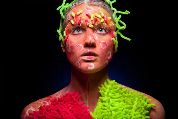Vrouw staand met verf op gezicht — Stockfoto