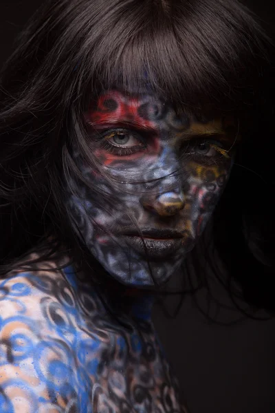Sensuele meisje met kleurrijke gezicht kunst — Stockfoto