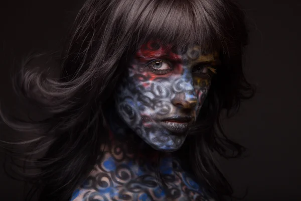 Smyslná dívka s barevnými tvář umění — Stock fotografie