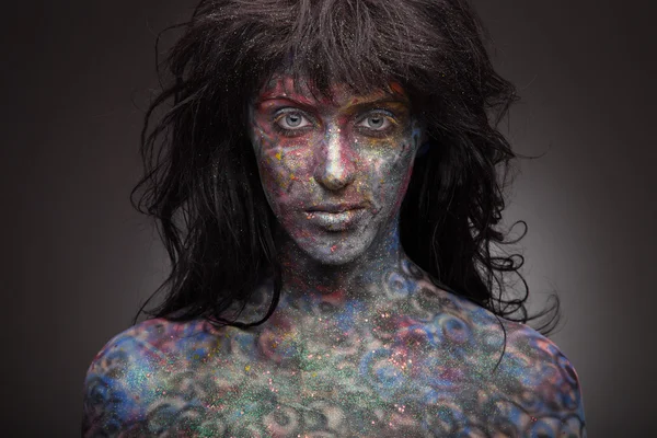 Sensuele meisje met kleurrijke gezicht kunst — Stockfoto