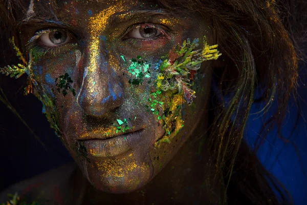 Vrouw met zwart gezicht en groen gezicht kunst — Stockfoto