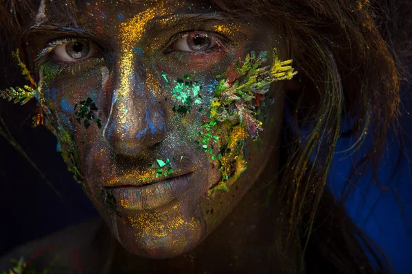 Mujer con cara negra y cara verde arte — Foto de Stock