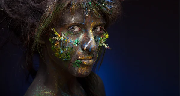 Mulher com rosto preto e verde arte facial — Fotografia de Stock