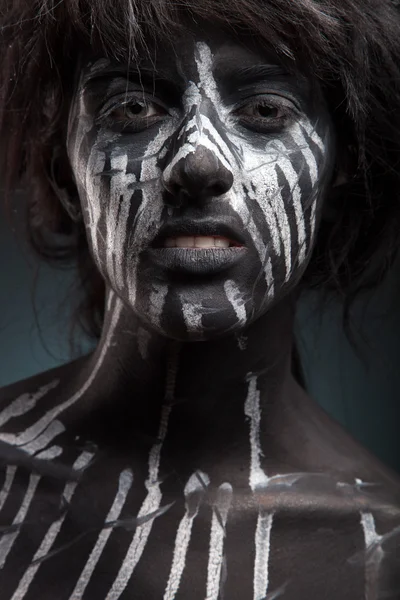 Девушка с белым потоком краски на лице — стоковое фото