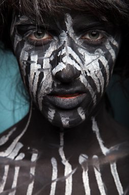 Yüzünde beyaz boya akışı ile kız