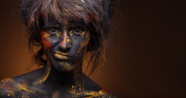 Yüzündeki kırmızı ve sarı boya