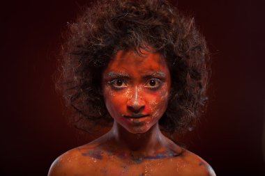 Yaratıcı bodyart ve yüz sanat kızla