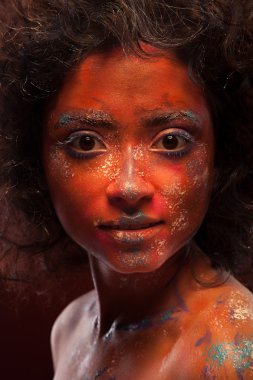 Yaratıcı bodyart ve yüz sanat kızla