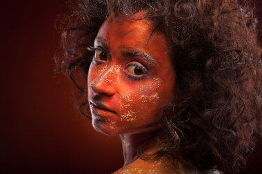 Yaratıcı bodyart ve yüz sanat kızla