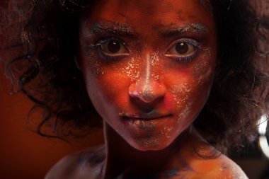 Yaratıcı bodyart ve yüz sanat kızla