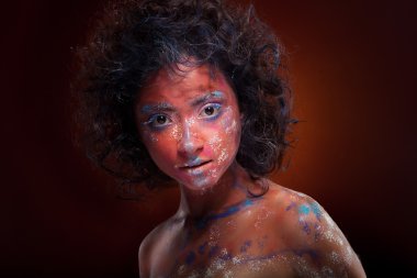 Yaratıcı bodyart ve yüz sanat kızla