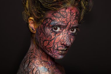 yaratıcı yüz-resim kadınla