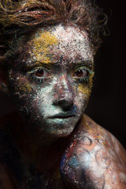 Sıradışı boyama makyaj kadınla