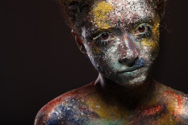 Sıradışı boyama makyaj kadınla