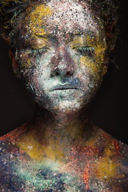 Sıradışı boyama makyaj kadınla