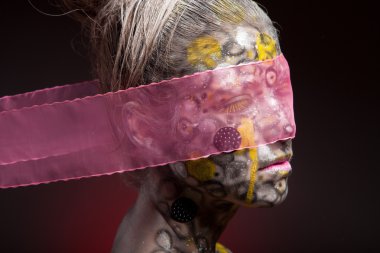 Kadın portre pembe peçe ile