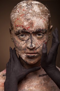 Kadın portre siyah canavar eliyle