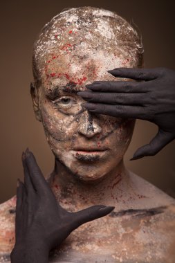 Kadın portre siyah canavar eliyle