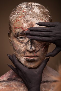 Kadın portre siyah canavar eliyle