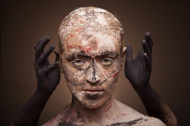 Kadın portre siyah canavar eliyle