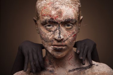 Kadın portre siyah canavar eliyle