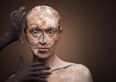 Kadın portre siyah canavar eliyle