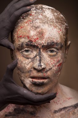 Kadın portre siyah canavar eliyle