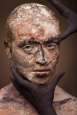 Kadın portre siyah canavar eliyle