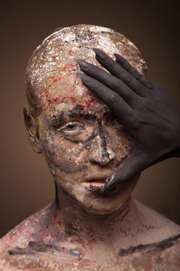 Kadın portre siyah canavar el ile