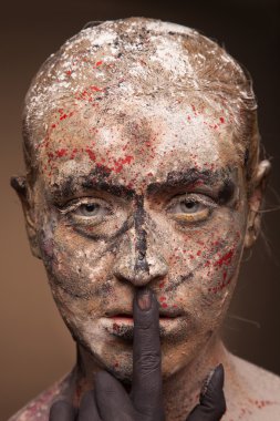 Kadın portre siyah canavar el ile