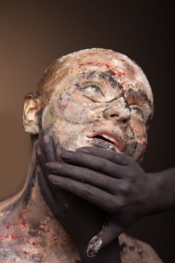 Kadın portre siyah canavar el ile