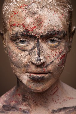 Yüz sanatıyla uğraşan kadın