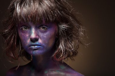 Glitter içinde bir kadının yüz kaplı