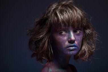 Glitter içinde bir kadının yüz kaplı