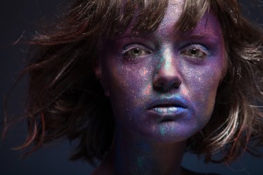 Glitter içinde bir kadının yüz kaplı