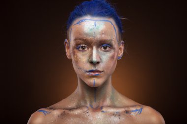 Yaratıcı yüz sanatı ile duygusal kız