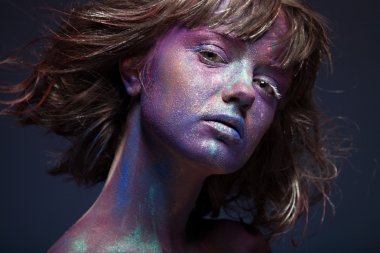 Glitter içinde bir kadının yüz kaplı