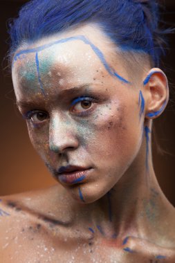 Yaratıcı yüz sanatı ile duygusal kız