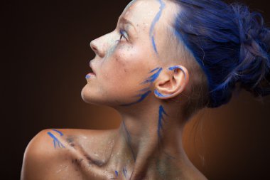 Yaratıcı yüz sanatı ile duygusal kız