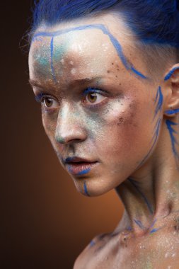 Yaratıcı yüz sanatı ile duygusal kız