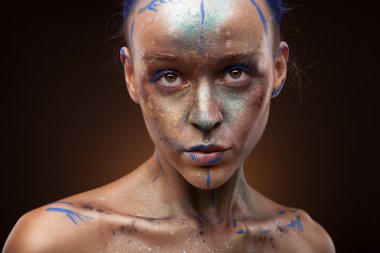 Yaratıcı yüz sanatı ile duygusal kız